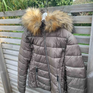  - Nypris: 599kr Vinterjacka, fuskpäls. 