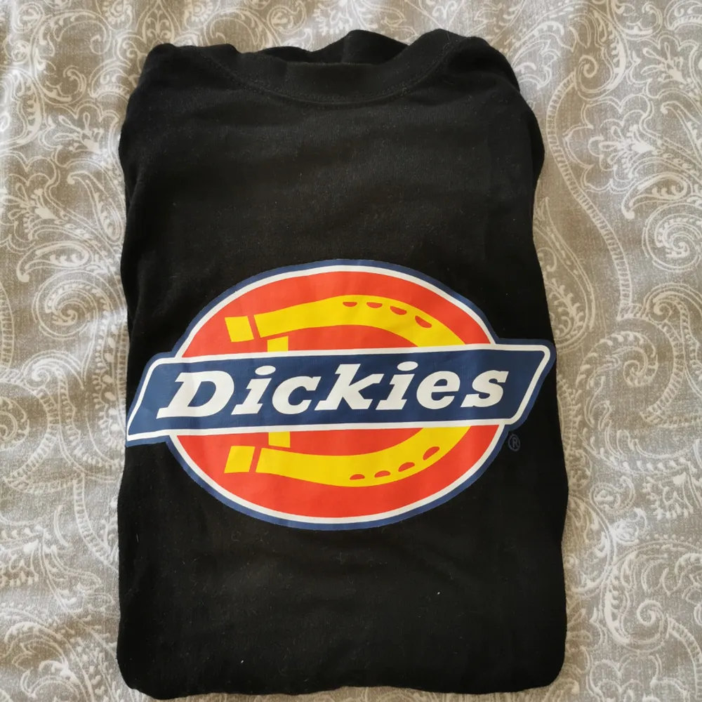 Säljer denna dickies t-shirt i väldigt bra skick! Köparen står för frakt. . T-shirts.