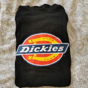 Säljer denna dickies t-shirt i väldigt bra skick! Köparen står för frakt. 