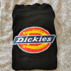 - Säljer denna dickies t-shirt i väldigt bra skick! Köparen står för frakt. 
