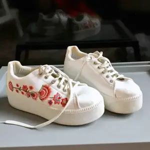 Ett par vita sneakers med blommor! Använda men inte så slitna och bra skick🌺🌺