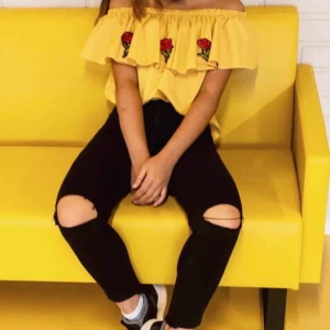  - Gul Off shoulder. Frakt ingår