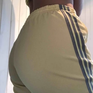  - Ljusgula Adidasbyxor med gråa stripes. Super sköna och as balla för att vara vintage men är dock för korta för mig. Stretchigt material skulle säga det passar de flesta storlekar beroende på hur man vill att de ska sitta. 