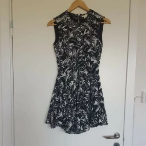  - Klänning med fint fall, använd endast 1gång. 🌈 Kan skicka fler bilder vid intresse! Håller på att rensa inför en flytt, kommer att lägga upp massa kläder för ett billigt pris. Kan samfrakta och det går även bra att hämta det på söder i Stockholm där man kan fynda mer hemma hos mig! 🌟