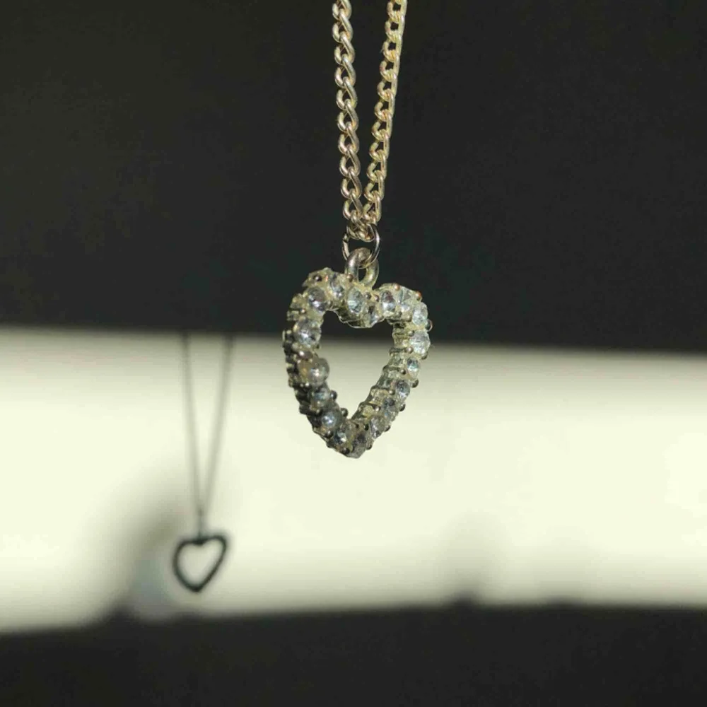 Gulligt halsband med diamanthjärta, i ljus silverfärg! Köpare står för frakt 25kr. Accessoarer.