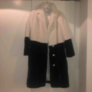  - Fuskpäls i svart och vitt ifrån märket STAND. Storlek 34. Inköpt i vintras, använd en gång. Nyskick! Köptes för 3 000 kr...