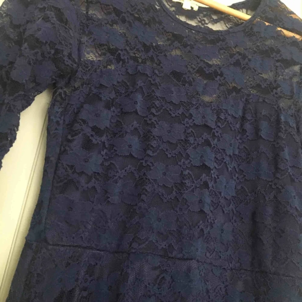 Mörkblå spetsklänning i storlek M. Stretchigt material.. Klänningar.