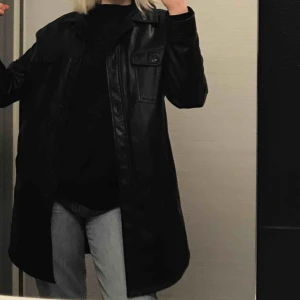  - Skinnjacka i fake skinn från Bershka. Köpt i våras och jätte fint skick☺️jackan går upp längst ner som syns på sista bilden 😁