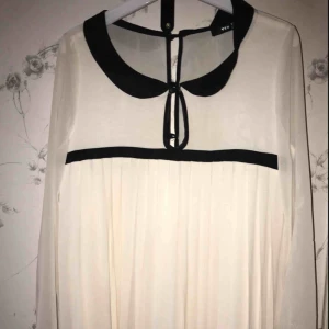  - Använd väldigt sparsamt. Fin svart vit tröja.