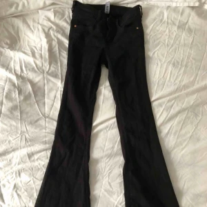  - Utsvängda jeans från bubbleroom