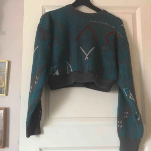  - Croppad stickad tröja köpt på beyond retro! 90kr med frakt. Superfin nu i höst! 
