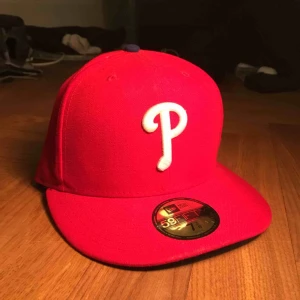  - Röd keps i bra skick, aldrig använd