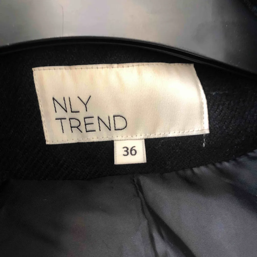 Svart kappa ifrån Nelly, köpt för ca 2 år sen och kommer ej till användning. Köpare står för frakt! ☺️. Jackor.