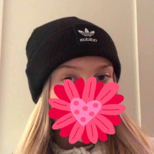  - En varm och snygg mössa inför hösten! Kommer ej till användning eftersom jag har en ny, köpt för cirka till 1 år sedan💓