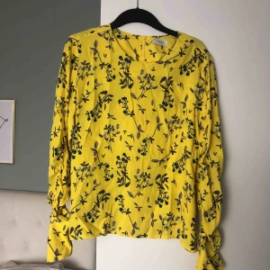  - Gul blus från märket NORR