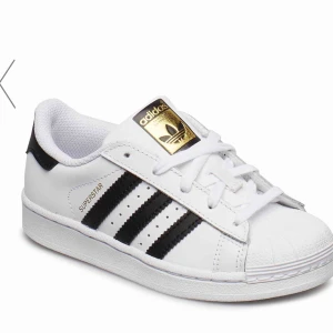  - Säljer mina adidas superstar i storlek 35.5 Bra skick. Kan skicka bild på de vid intresse. Nypris. 999kr  Frakt : 63  Boxen kommer med.
