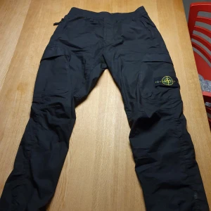  - Stone island Cargo pants köpta i vintras, ej använda mer än 2 gånger, köpta på johnells för 2600kr Skick 9/10 Möts i stockholm eller fraktar men då betalar köparen   Kvitto finns 