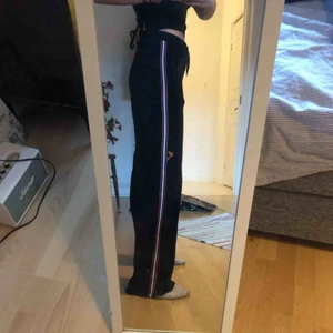  - Säljer de mest perfekta mjukisbyxorna, de är sköna och bekväma, men det är inte konstigt att gå ut med dom på stan eller fest pga att de är så pass snygga och uppklädda!!! Köpta på urban Outfitters i nyc.