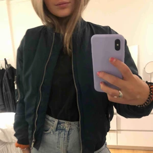 Bomber jacka  - Jätte fin blå bomberjacka med orange insida Använd fåtal gånger, bra skick  