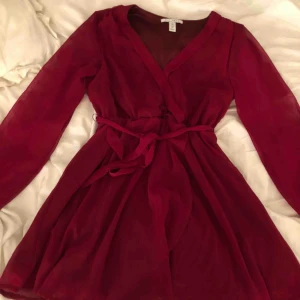  - Superfin klänning från Nelly.com endast använd 2 gånger! Möts upp i Falkenberg eller så står köparen för frakten. Skriv för fler bilder 