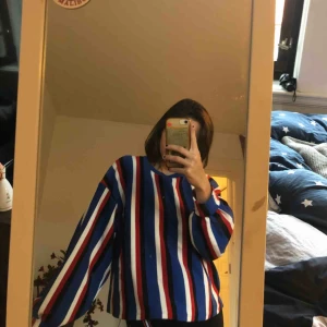  - Suuuupersnygg sweatshirt från Bershka, prislappen frf på = aldrig använd. Så mysig!! 