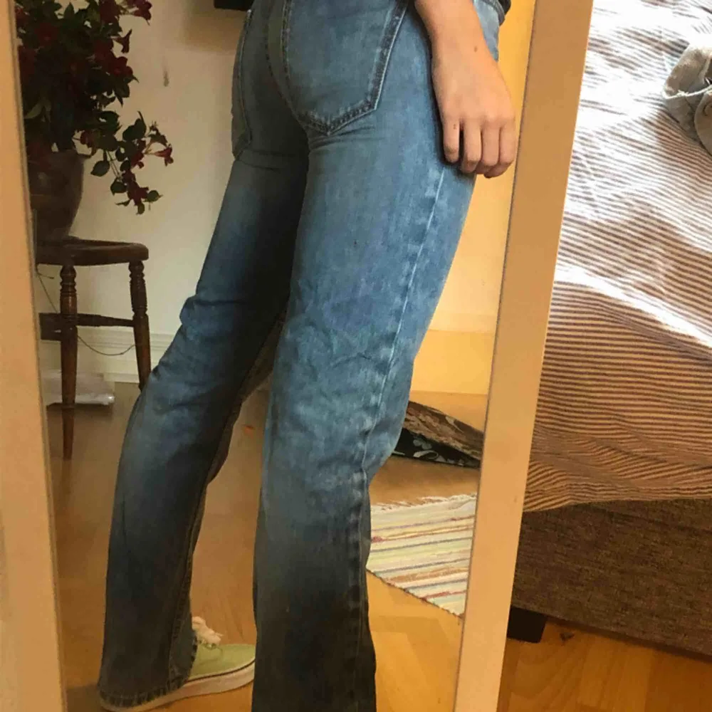 Säljer dessa unika lågmidjade bootcut jeansen köpta second hand!. Jeans & Byxor.