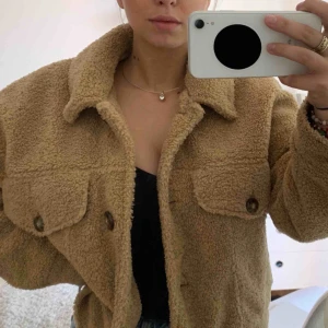  - Supersöt teddy jacka från Zara i storlek S. Modellen är lite oversized så passar M också! Köpt för 800kr i butik.