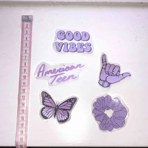  - 🌸 5 st klistermärken med lila motiv, jättefina att t.ex. sätta på datorn/mobilen, eller på ett block 🌸 20 kr + 9 kr frakt (kolla gärna in mina andra klistermärken som jag säljer)