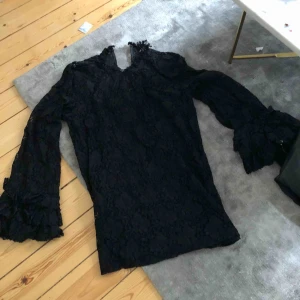  - Jättefin blus från Zara endast i spets.   Kolla gärna mina andra annonser, garderobsrensning! Köparen står för frakten.  