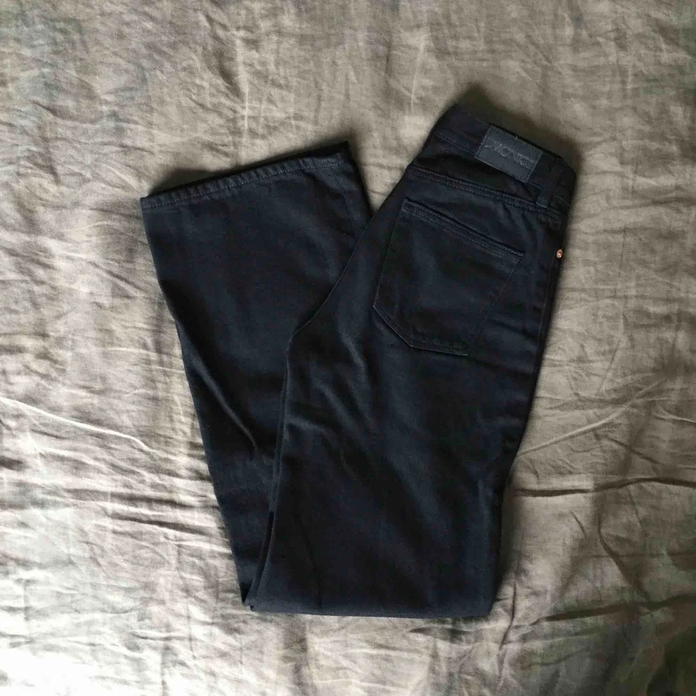 Svarta jeans från Monki som sorgligt nog är för små för mig. Märkt strl 25 och är du 34/36 ska de nog passa. Min längd är 171 cm.   Betalas med Swish. Hämtas på Södermalm eller i Hökarängen, Stockholm. . Jeans & Byxor.