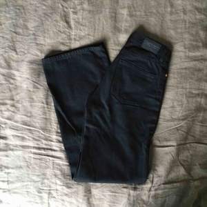 Svarta jeans från Monki som sorgligt nog är för små för mig. Märkt strl 25 och är du 34/36 ska de nog passa. Min längd är 171 cm.   Betalas med Swish. Hämtas på Södermalm eller i Hökarängen, Stockholm. 