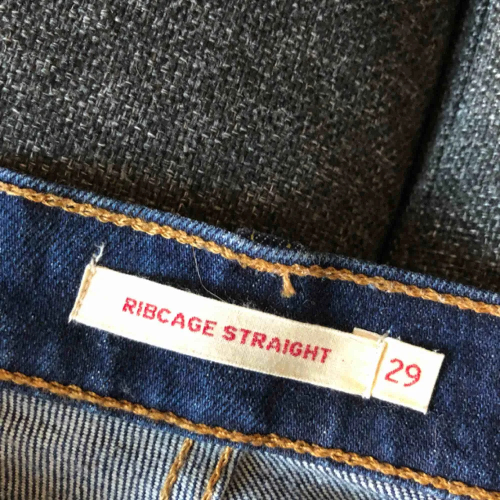 Levi’s ribcage jeans i rak passform. Köpta i våras och använda några gånger, skicket är alltså väldigt bra på dem. Nypris ca 1100.  Frakt tillkommer. . Jeans & Byxor.