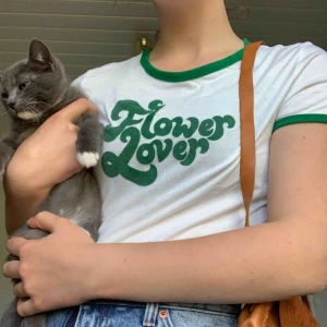  - T-shirt med trycket ”flower lover” på🌸