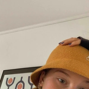  - Kangol hatt strl. M i Bermuda Casual modellen 💕 Senapsgul färg, superfint skick! 700kr i nypris, säljer för 400kr