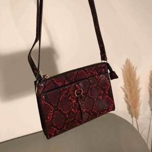  - Oanvänd handväska med justerbar axelrem. Kan skicka men då tillkommer frakt. 