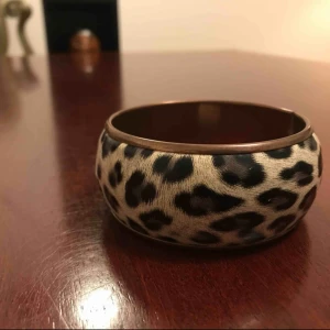  - Jewel av copper . Vintage Koppar armband.  Med leopard mönster av fur läder.  