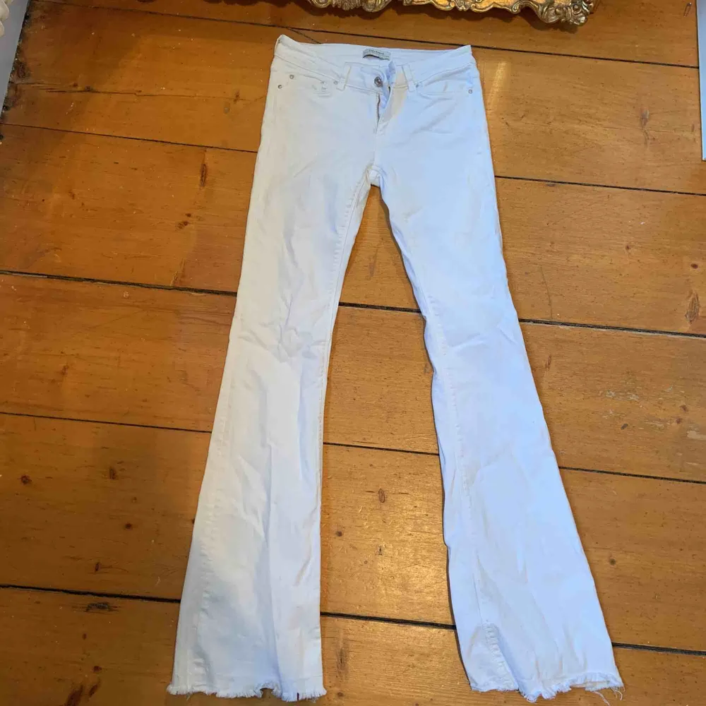Ett par vita ascoola utsvängda jeans från zara som jag inte använder. 100kr. Jeans & Byxor.