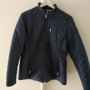  - Jacka från Lager 157 Iconic Sport. Storlek: L Färg: Blå Sparsamt använd. 