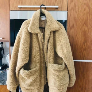  - Perfekt jacka till vintern!   Använt fåtal gånger men i fortfarande bra skick.   Jackan är från I. Am. Gia.   Jag är 170 cm lång 