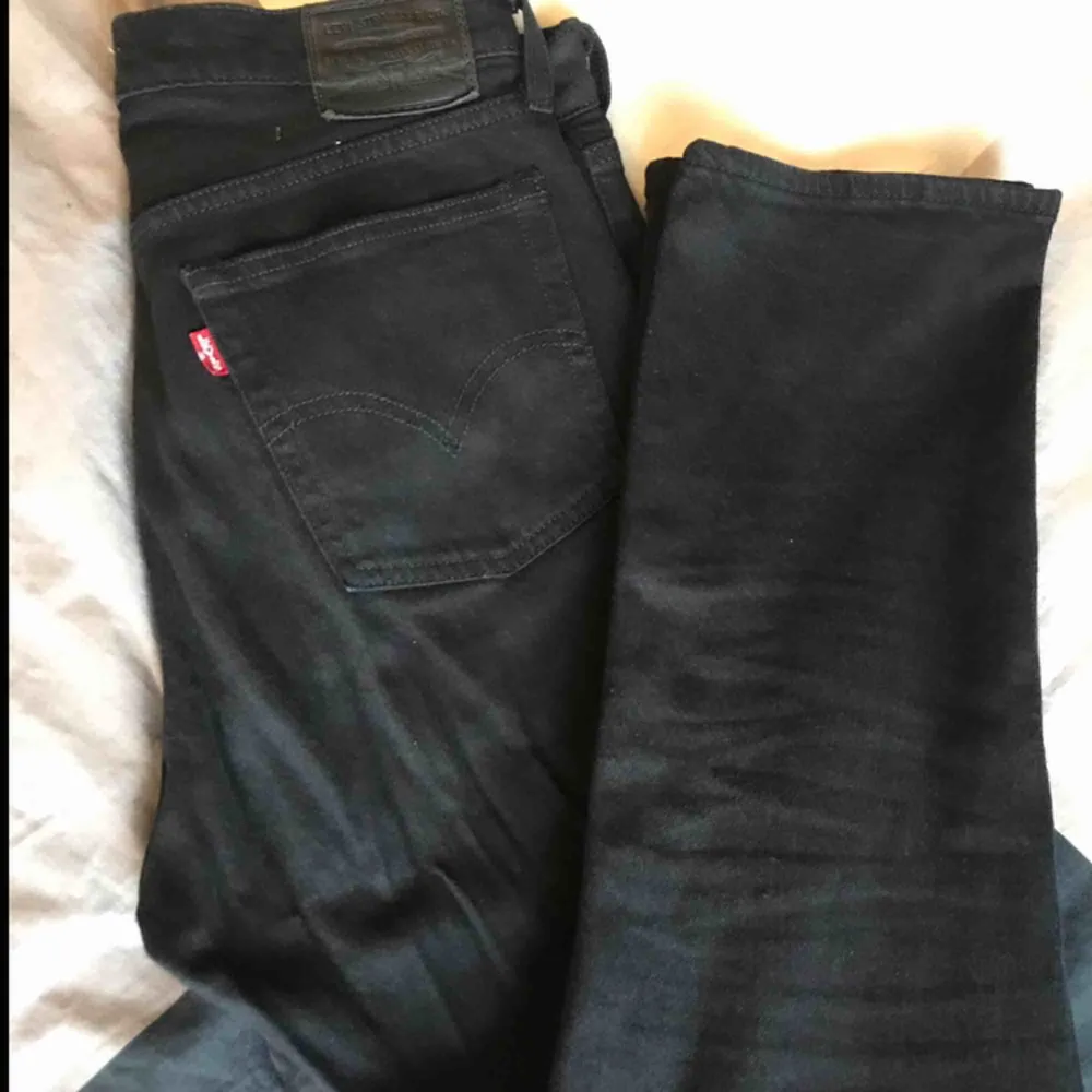 Använda levisjeans med en straight cut. Säljes pga för små och för korta (jag är 174cm). Köparen står för frakten🐜🐜🐜. Jeans & Byxor.