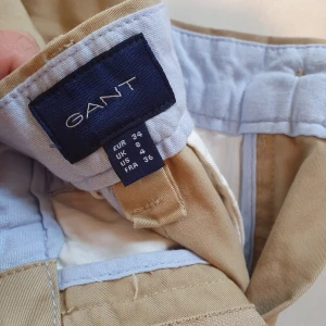  - GANT chinos i nyskick.  Storlek 34. Inköpta på Johnells hösten 2018, nypris 1 399 sek.  Använda 1 gång.   Kan skickas alternativt mötas upp i Huddinge, Älvsjö, Årsta, Globen, Västberga. 