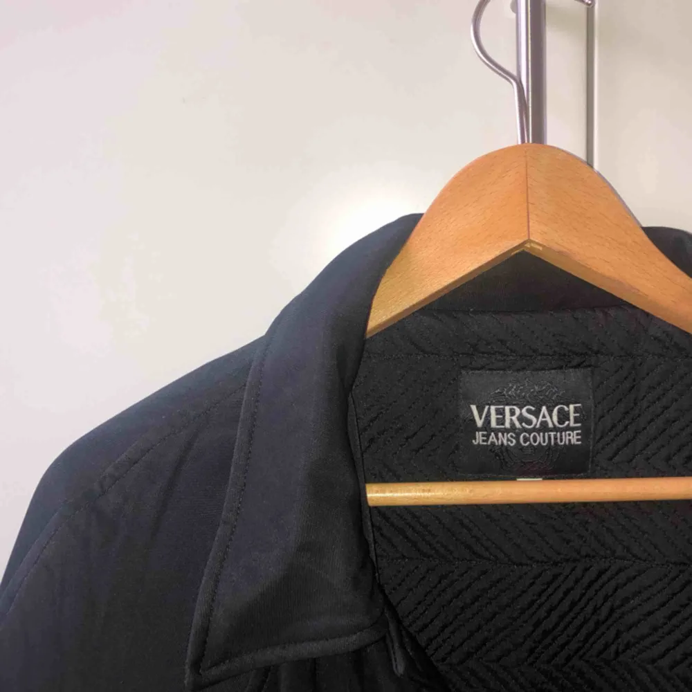 Vintage fodrad kappa från Versace. Har XS/S i storlek och det funkar jättebra men passar säkert för de som har större storlek oxkså. Jackor.