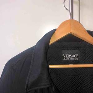 Vintage fodrad kappa från Versace. Har XS/S i storlek och det funkar jättebra men passar säkert för de som har större storlek oxkså