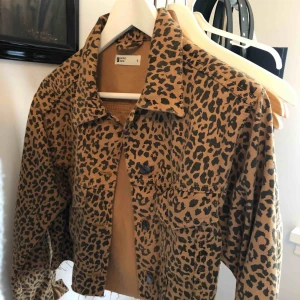  - Skitcool croppad jeansjacka i leopardmönster!  Använd typ tre gånger och är därför i väldigt bra skick👍🏼 + frakt 