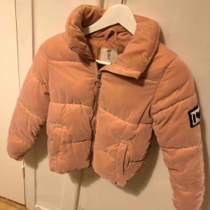  - Sammetjacka i Rosa för barn från H&M. Använd 1 höst och inga slitage eller liknande! Storlek: 134  Nypris: 399kr Mitt pris: 150kr   Fraktar eller möts i Göteborg🌸