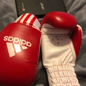  - Säljer mina boxningshandskar men fungerar till vilken kampsport som helst egentligen. Nypris 400, mitt pris 200kr!  Möts i Gbg eller fraktar vart som helst, storlek XS & använda max 3 gånger.