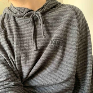  - annorlunda stickad hoodie. väldigt lös och rak passform, mysig till vintern osv 😍