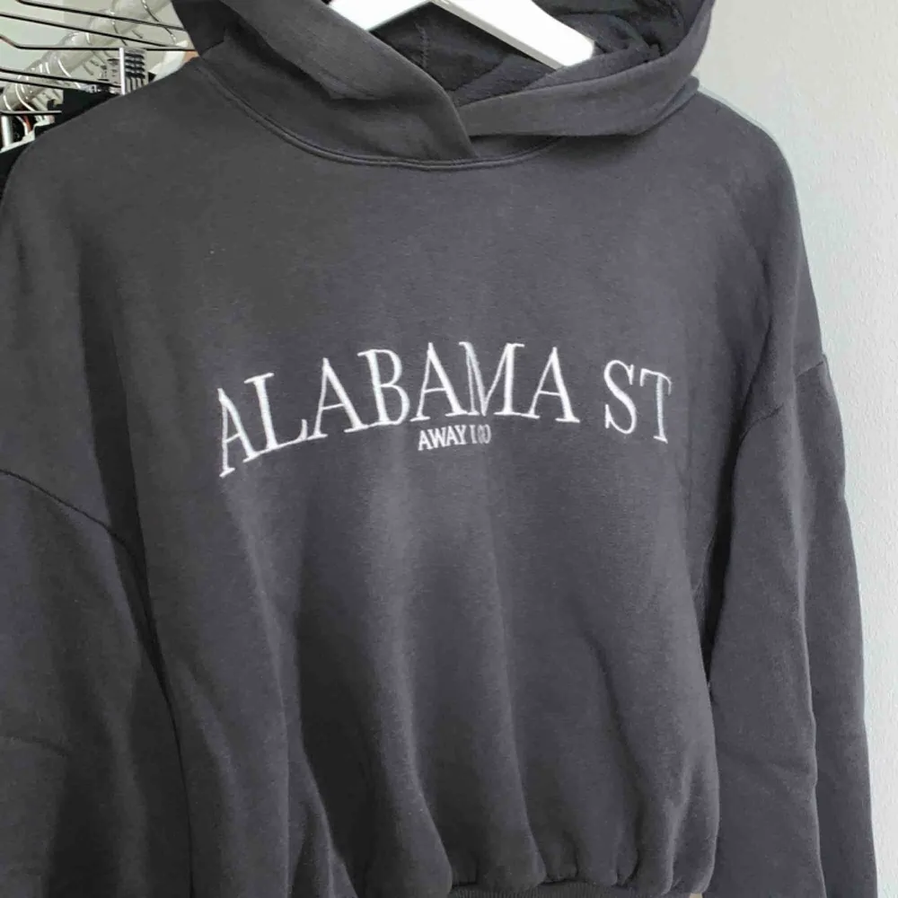 Bred hoodie från pull and bear med text. Använd både som ”sport” tröja och vardag. Köpare står för frakt . Hoodies.