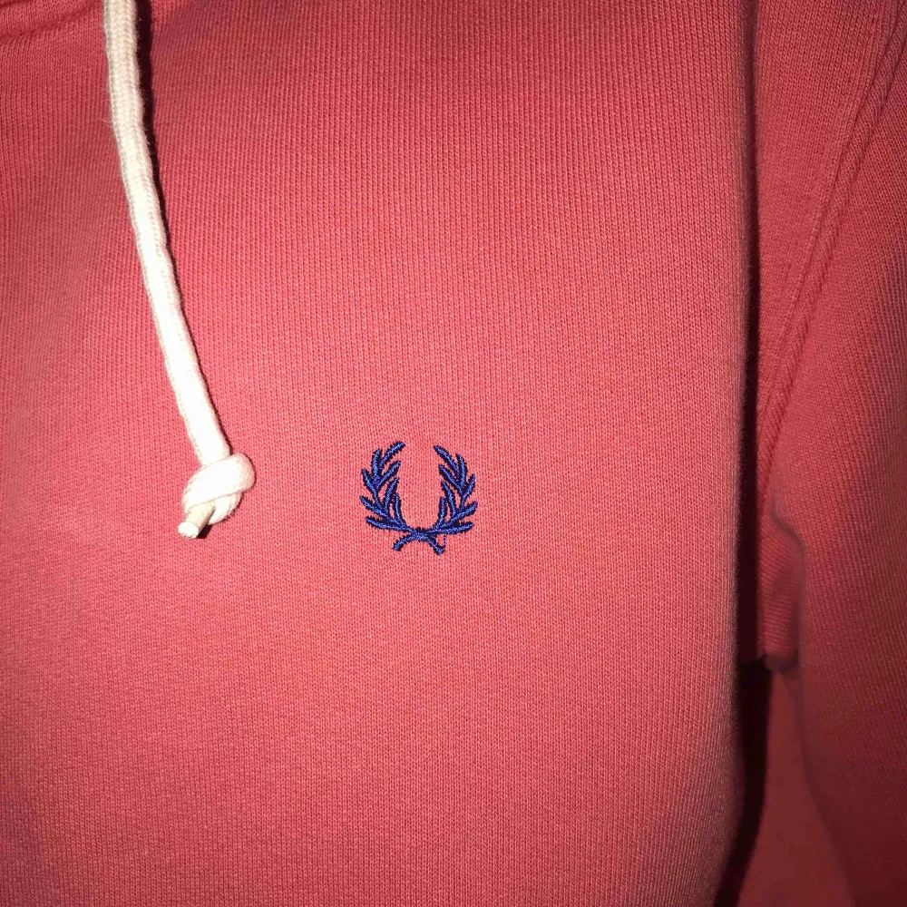 En FREDPERRY tröja, sparsamt använd i strl M. 200 inkl frakt. Tröjor & Koftor.