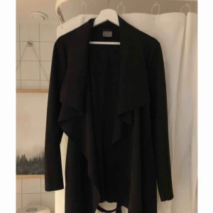  - Mockablazer med skärp från Vero Moda. Väldigt fint fall på den och den har även fickor! Använd 2 gånger.